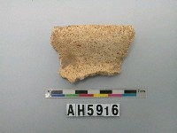 藏品(淺褐色粗砂素面陶片)的圖片